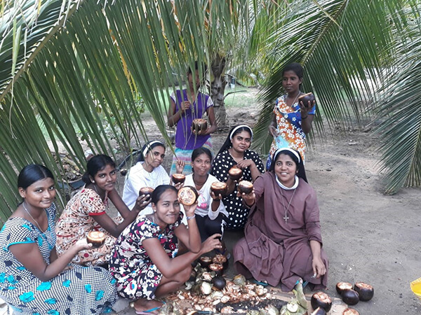 sri lanka girls with coconuts
